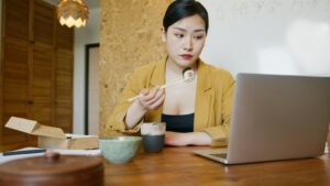 2025年、英語は日本人ビジネスパーソンの新しい武器になる:進化するか、取り残されるか, 日本人ビジネスパーソンのための英語, ビジネス英語 ジャパン,